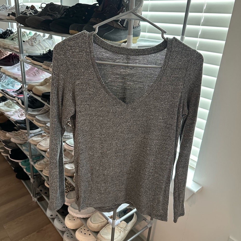 American Eagle Outfitters Gray V‑Neck Long Sleeve Top